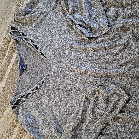 Ladies XL grey top with lattice trim - Picture 2 of 4